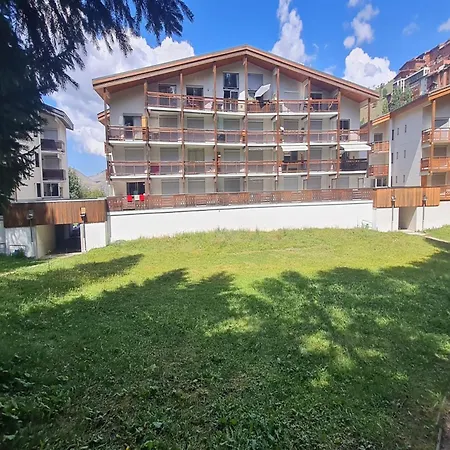 Apartment With Balcony And Mountain Views